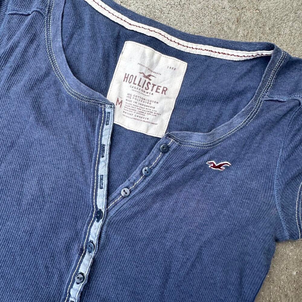 Hollister Women’s M Top Navy Ribbed Henley Top Blue Short Sleeve Fitted Y2K - Picture 3 of 4